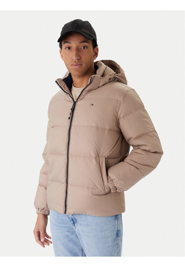 Tommy Jeans Kurtka puchowa Essential DM0DM19786 Beżowy Regular Fit. Kolor: beżowy. Materiał: syntetyk