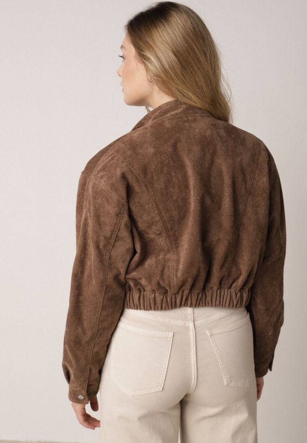 Born2be - Brązowa Kurtka z Imitacji Zamszu w Stylu Utility z Suwakami i Paskiem Birasa. Okazja: na co dzień. Kolor: brązowy. Materiał: zamsz. Wzór: gładki. Styl: casual, elegancki, rockowy