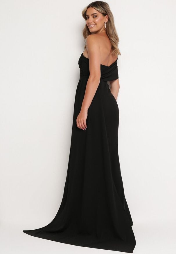 Born2be - Czarna Dopasowana Sukienka Maxi z Ozdobnym Trenem Iralia. Kolor: czarny. Typ sukienki: asymetryczne. Długość: maxi