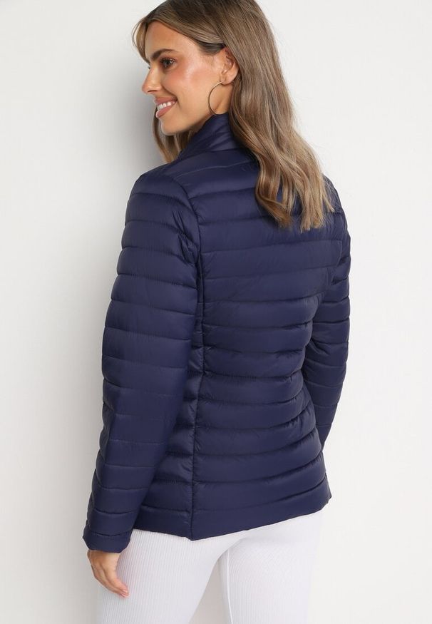 Born2be - Granatowa Pikowana Kurtka z Kieszeniami Zapinanymi na Zamek Błyskawiczny Mivindra. Okazja: na co dzień. Kolor: niebieski. Materiał: jeans. Styl: casual