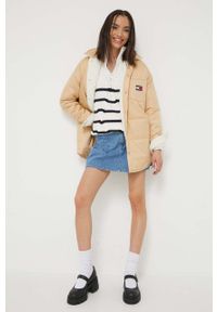 Tommy Jeans kurtka dwustronna damska kolor beżowy przejściowa oversize. Kolor: beżowy. Materiał: poliester #2