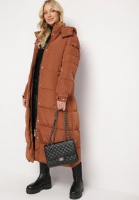 Born2be - Brązowa Długa Kurtka Płaszcz Pikowana z Kapturem Bellique. Typ kołnierza: kaptur. Kolor: brązowy. Długość: długie. Wzór: aplikacja #1