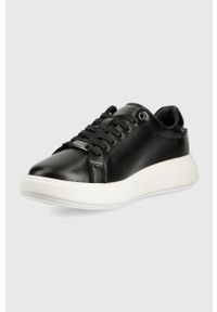 Calvin Klein sneakersy skórzane kolor czarny. Nosek buta: okrągły. Zapięcie: sznurówki. Kolor: czarny. Materiał: skóra. Obcas: na platformie