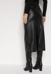 Born2be - Czarna Spódnica Ołówkowa z Imitacji Skóry z Paskiem z Dużą Klamrą Rewedia. Okazja: na co dzień, do pracy, na spotkanie biznesowe. Kolor: czarny. Materiał: skóra. Styl: biznesowy, klasyczny, casual #6