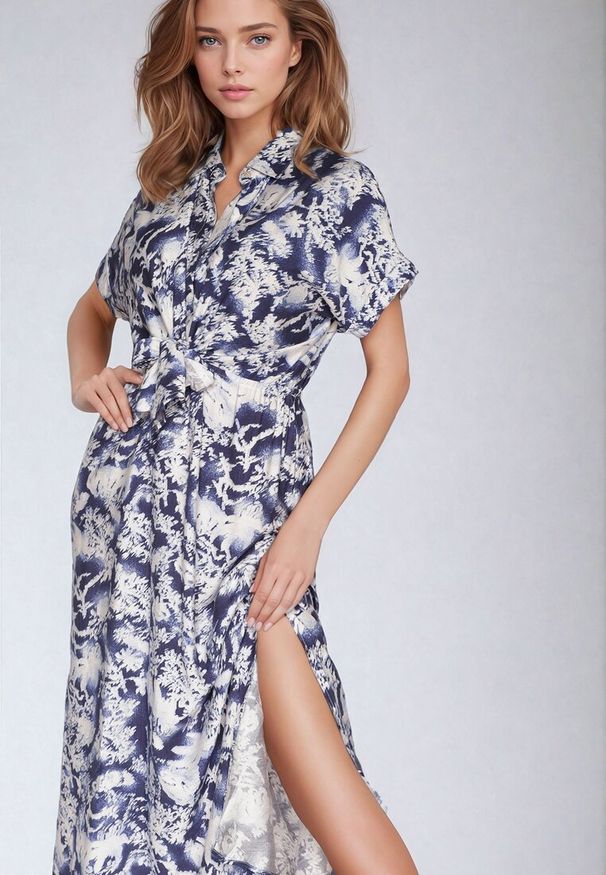 Born2be - Niebiesko-Biała Taliowana Sukienka z Gumką w Pasie Zapinana na Guziki Nasica. Okazja: na co dzień. Kolor: niebieski. Materiał: jeans, wiskoza, materiał. Długość rękawa: krótki rękaw. Typ sukienki: proste. Styl: casual, klasyczny, elegancki