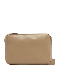 Calvin Klein Torebka Embossed Logo Camera Bag K60K612555 Brązowy. Kolor: brązowy. Materiał: skórzane