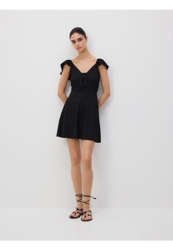 Reserved - Sukienka mini z wiązaniem - czarny. Kolor: czarny. Materiał: dzianina. Długość: mini