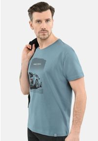 Volcano - T-shirt z printem, Comfort Fit, T-MEMORY. Kolor: niebieski. Materiał: materiał, bawełna. Długość rękawa: krótki rękaw. Długość: krótkie. Wzór: nadruk. Styl: klasyczny