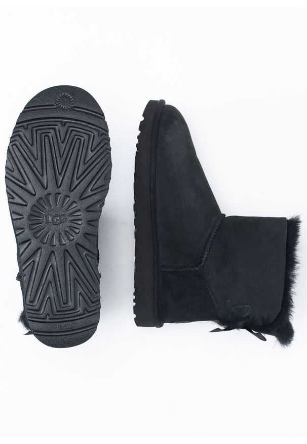 Ugg - Buty zimowe damskie UGG W Mini Bailey Bow II. Okazja: na plażę, na co dzień. Wysokość cholewki: przed kostkę. Kolor: czarny. Materiał: zamsz, materiał, wełna. Szerokość cholewki: normalna. Wzór: aplikacja. Sezon: zima. Styl: młodzieżowy, elegancki, casual, klasyczny