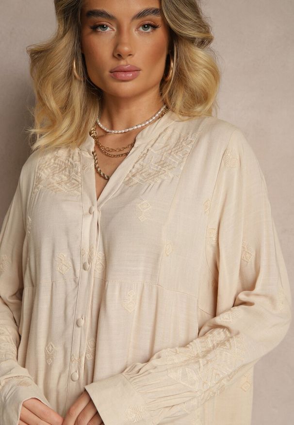Renee - Beżowa Rozkloszowana Sukienka Ozdobiona Haftem i Wzorem Boho Ronavere. Okazja: na spacer, na co dzień. Typ kołnierza: dekolt w serek. Kolor: beżowy. Długość rękawa: długi rękaw. Wzór: haft, aplikacja. Sezon: lato, wiosna. Typ sukienki: proste. Styl: boho