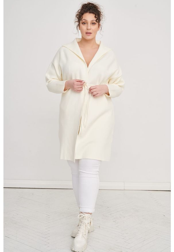 blue shadow - Płaszcz Damski Huggo Plus Size Ekri. Kolekcja: plus size. Materiał: elastan, akryl, wiskoza, dzianina. Długość rękawa: długi rękaw. Długość: długie