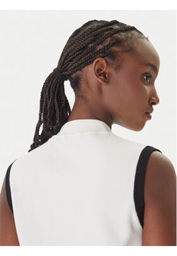 Guess Sweter 181078 Beżowy Classic Fit. Kolor: kremowy. Materiał: wiskoza