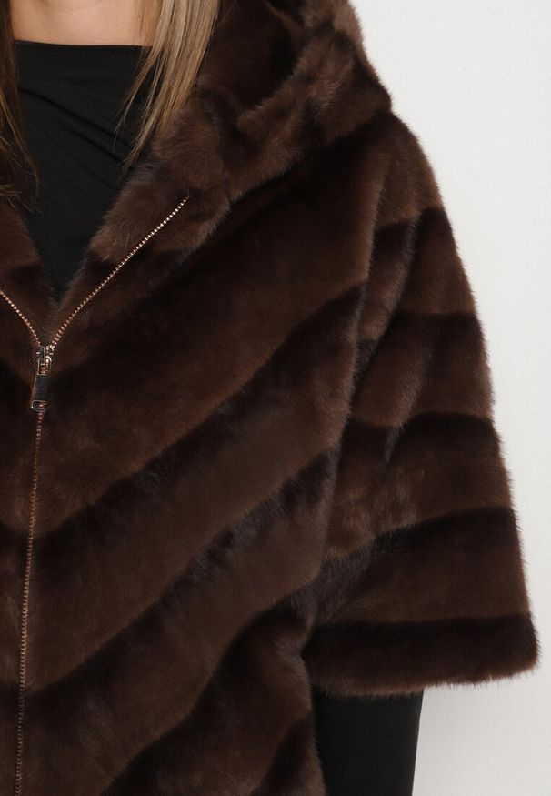 Born2be - Brązowa Kurtka Futerko Oversize z Kapturem i Rękawami 3/4 Idanne. Okazja: na co dzień. Typ kołnierza: kaptur. Kolor: brązowy. Materiał: futro. Styl: klasyczny, casual, elegancki