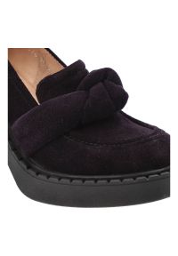 Fioletowe Półbuty Simen Skórzane Eleganckie Buty Na Obcasie. Okazja: na co dzień, na spotkanie biznesowe, do pracy. Zapięcie: bez zapięcia. Kolor: fioletowy. Materiał: skóra. Szerokość cholewki: normalna. Obcas: na obcasie. Styl: elegancki. Wysokość obcasa: średni #3