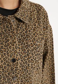 Born2be - Brązowa Kurtka Jeansowa w Drobne Cętki o Koszulowym Kroju Cesisia. Okazja: na co dzień, do pracy. Kolor: brązowy. Materiał: jeans. Długość rękawa: długi rękaw. Długość: długie. Styl: casual, elegancki, klasyczny #4