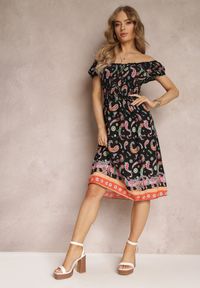 Renee - Czarna Bawełniana Sukienka Hiszpanka z Gumką w Pasie i Wzorem Paisley Maggies. Typ kołnierza: dekolt hiszpanka. Kolor: czarny. Materiał: bawełna. Wzór: paisley