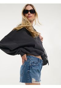 Sinsay - Szorty jeansowe high waist z przetarciami - niebieski. Stan: podwyższony. Kolor: niebieski. Materiał: jeans #1