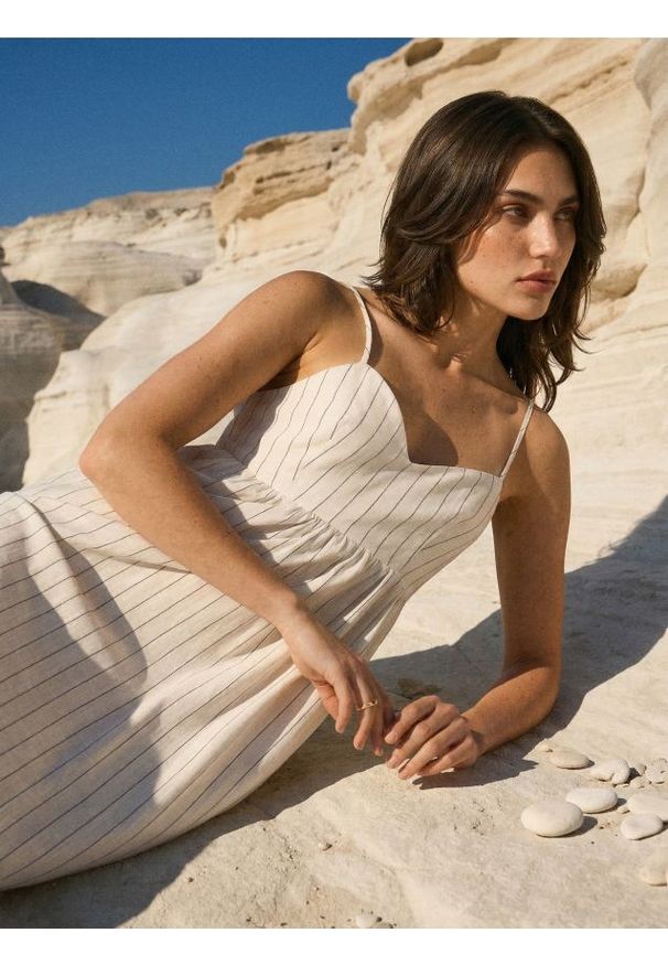 Sinsay - Sukienka maxi na ramiączkach z wiskozą i domieszką lnu - wielobarwny. Materiał: wiskoza, len. Długość rękawa: na ramiączkach. Długość: maxi