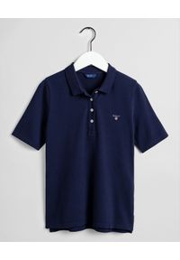 GANT - Granatowy t-shirt polo z bawełnianej piki. Okazja: na co dzień. Typ kołnierza: polo. Kolor: niebieski. Materiał: bawełna. Wzór: haft. Styl: klasyczny, casual, sportowy #6
