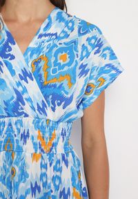 Born2be - Niebieska Sukienka Rozkloszowana z Kopertowym Dekoltem i Gumką w Pasie Emrra. Okazja: na plażę, na co dzień. Typ kołnierza: dekolt kopertowy. Kolor: niebieski. Materiał: tkanina. Sezon: lato. Typ sukienki: kopertowe. Styl: casual #6