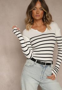 Renee - Biała Bluzka z Bawełną z Motywem Pasków i Guzikami Serisse. Okazja: do pracy, na co dzień, na spotkanie biznesowe. Kolor: biały. Materiał: bawełna. Wzór: paski. Styl: casual, biznesowy #1