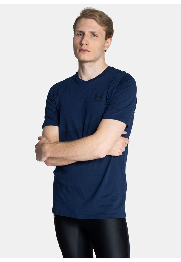 Koszulka Under Armour Sportstyle Left Chest SS (1326799-408). Kolor: niebieski. Materiał: poliester, bawełna. Sezon: zima, lato. Sport: fitness