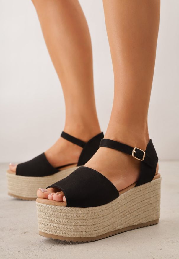 Renee - Czarne Sandały na Wysokim Koturnie z Plecionego Materiału i z Zapięciem przy Kostce Egerra. Zapięcie: sprzączka. Kolor: czarny. Materiał: materiał. Sezon: lato. Obcas: na koturnie