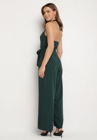 Born2be - Ciemnozielony Taliowany Kombinezon z Paskiem Wiązaniem i Odkrytymi Plecami Malurea. Okazja: na co dzień, na imprezę. Kolor: zielony. Materiał: jeans. Sezon: lato. Styl: casual