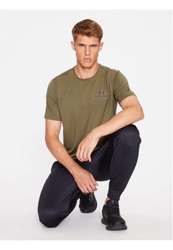 Under Armour T-Shirt Ua Rush Energy Ss 1366138 Khaki Loose Fit. Kolor: brązowy. Materiał: syntetyk
