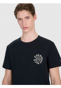 4f - 4F T-shirt regular z nadrukiem męski - czarny L. Okazja: na co dzień. Kolor: czarny. Materiał: bawełna, jersey, dzianina. Długość rękawa: krótki rękaw. Długość: krótkie. Wzór: nadruk. Styl: casual, sportowy, klasyczny #1