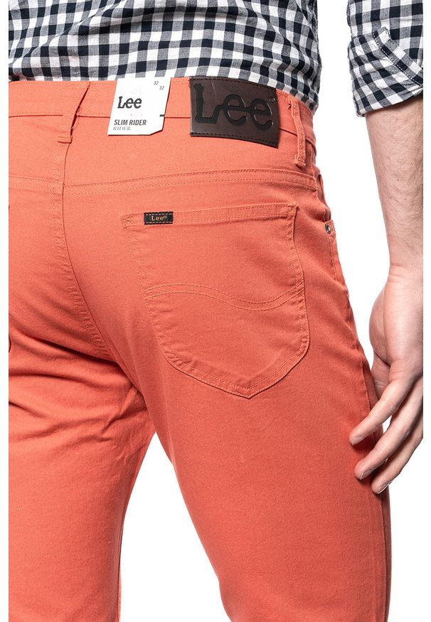 Lee - LEE RIDER MĘSKIE SPODNIE MATERIAŁOWE PAPRIKA L701LB22 112117566. Materiał: materiał