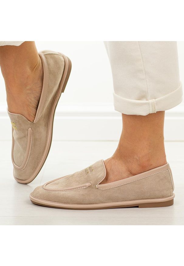 Beżowe mokasyny damskie Vinceza 62271. Okazja: na co dzień. Kolor: beżowy. Materiał: zamsz. Szerokość cholewki: normalna. Sezon: wiosna, lato. Styl: casual, klasyczny, elegancki