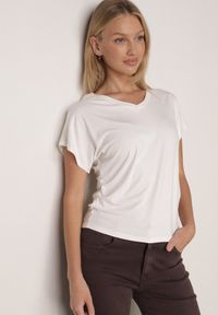 Born2be - Biały T-shirt z Wiskozy z Trójkątnym Dekoltem Achiore. Okazja: na co dzień. Kolor: biały. Materiał: wiskoza. Styl: casual, klasyczny #7