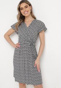 Born2be - Czarna Sukienka z Kopertowym Dekoltem Wiązanym Paskiem i Gumką w Talii z Wiskozy Canbra. Kolor: czarny. Materiał: wiskoza. Sezon: lato. Typ sukienki: kopertowe #1