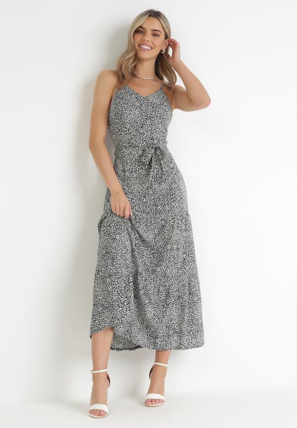 Born2be - Czarna Sukienka Maxi na Cienkich Ramiączkach z Falbanką w Kwiatki Jessili. Kolor: czarny. Materiał: materiał. Długość rękawa: na ramiączkach. Wzór: kwiaty. Sezon: lato, wiosna. Długość: maxi