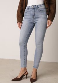 Born2be - Niebieskie Dopasowane Bawełniane Jeansy Neviline. Okazja: na co dzień. Kolor: niebieski. Styl: casual, klasyczny #1