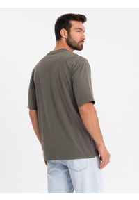Ombre Clothing - T-shirt bawełniany męski LOOSE FIT z okrągłym dekoltem – ciemnooliwkowy V7. Okazja: na co dzień. Kolor: oliwkowy. Materiał: bawełna. Styl: casual #4