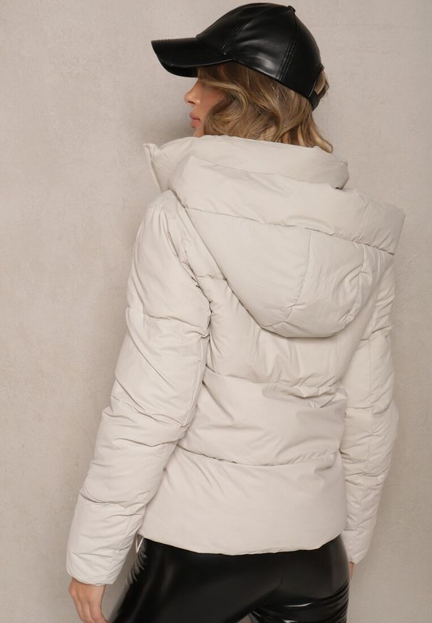 Renee - Jasnobeżowa Klasyczna Kurtka z Pikowanymi Przeszyciami Kapturem i Kieszeniami Anrinna. Okazja: na co dzień. Kolor: beżowy. Materiał: wełna, jeans. Sezon: zima, jesień. Styl: klasyczny