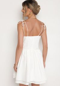 Born2be - Biała Bawełniana Sukienka Vices w Rustykalnym Stylu z Wiązaniem Fenavira. Okazja: na co dzień. Kolor: biały. Materiał: bawełna. Długość rękawa: na ramiączkach. Wzór: aplikacja. Styl: casual #7