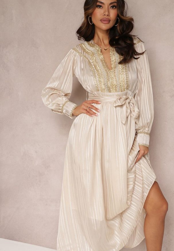 Renee - Beżowa Metaliczna Sukienka z Ozdobnym Dekoltem i Paskiem Adyson. Kolor: beżowy. Materiał: koronka, materiał, tkanina. Długość rękawa: długi rękaw. Wzór: gładki. Sezon: wiosna, lato