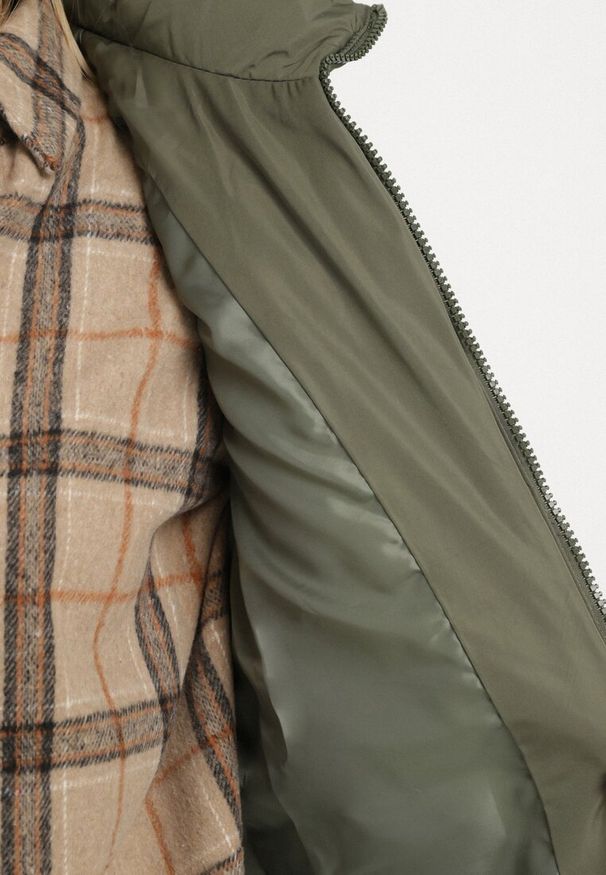 Born2be - Ciemnozielona Klasyczna Kamizelka z Pikowanymi Przeszyciami i Kapturem Ollera. Okazja: na co dzień. Typ kołnierza: kaptur. Kolor: zielony. Materiał: jeans. Styl: klasyczny