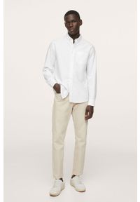 Mango Man Koszula bawełniana męska kolor biały regular z kołnierzykiem klasycznym. Typ kołnierza: kołnierzyk klasyczny. Kolor: biały. Materiał: bawełna. Długość rękawa: długi rękaw. Długość: długie. Styl: klasyczny #10