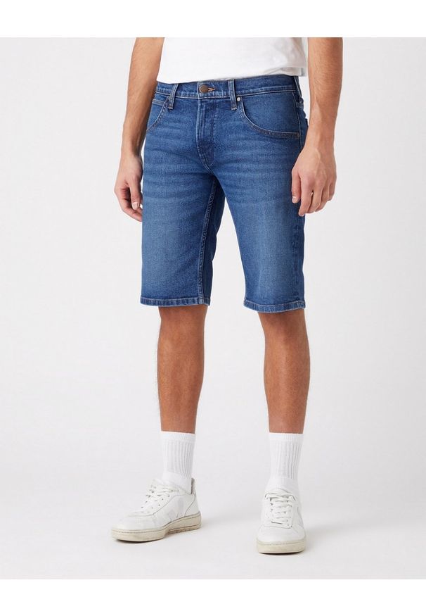 Wrangler - WRANGLER COLTON SHORTS MĘSKIE SZORTY KRÓTKIE SPODENKI BLUE ARCADE W15VYL31Q. Długość: krótkie