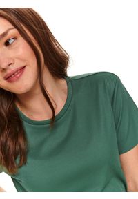 TOP SECRET - Luźny t-shirt na co dzień. Okazja: na co dzień. Kolor: zielony. Materiał: materiał, jeans. Długość rękawa: krótki rękaw. Długość: krótkie. Sezon: jesień. Styl: casual #3