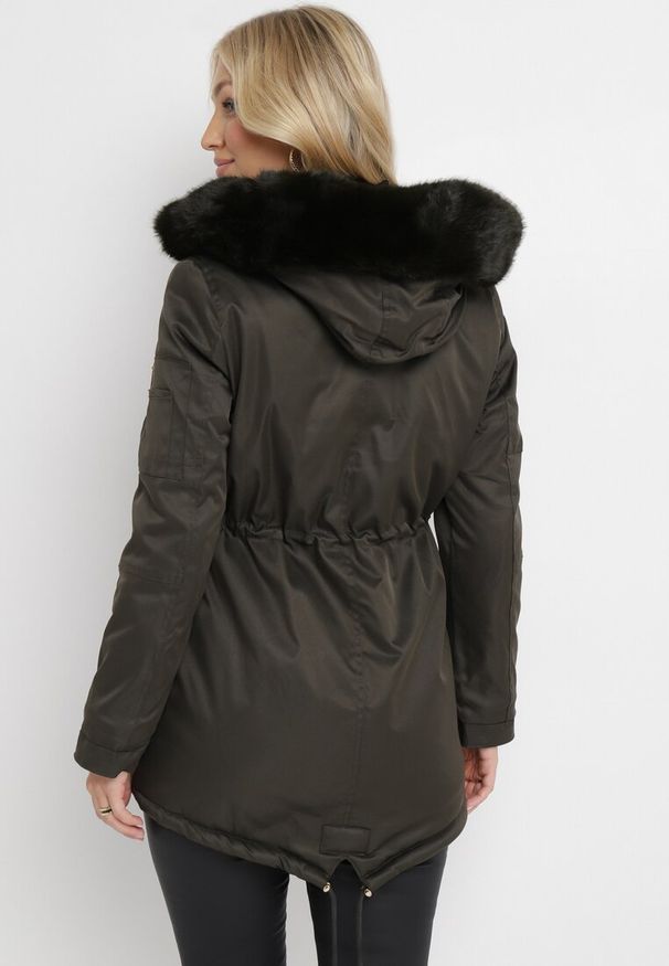 Born2be - Ciemnozielona Kurtka Parka ze Ściągaczem i Kapturem z Futerkiem Kathateia. Kolor: zielony. Materiał: futro. Sezon: zima
