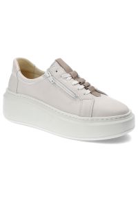 Białe Sneakersy Wasak Stylowe Buty Damskie Na Platformie. Zapięcie: sznurówki. Kolor: biały. Materiał: skóra. Wzór: grochy. Obcas: na platformie