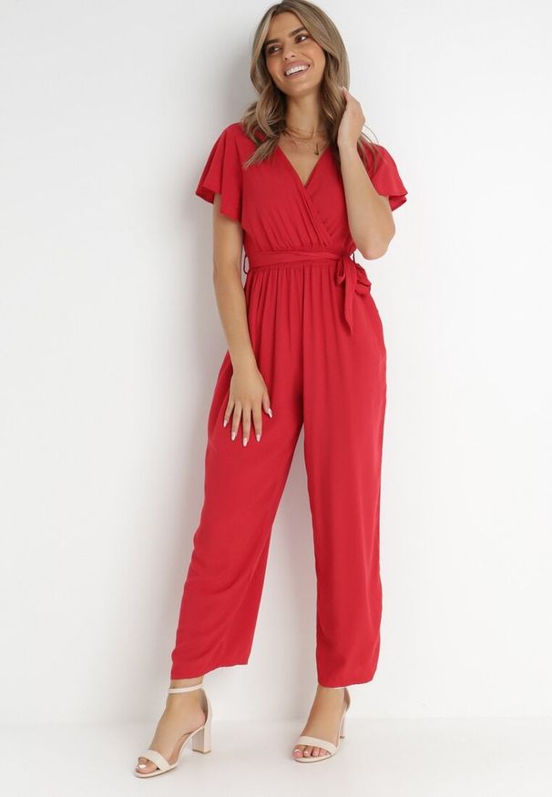 Born2be - Czerwony Kombinezon z Wiskozy Cephinous. Okazja: na co dzień. Kolor: czerwony. Materiał: wiskoza. Długość rękawa: krótki rękaw. Długość: krótkie. Wzór: jednolity. Sezon: lato. Styl: casual