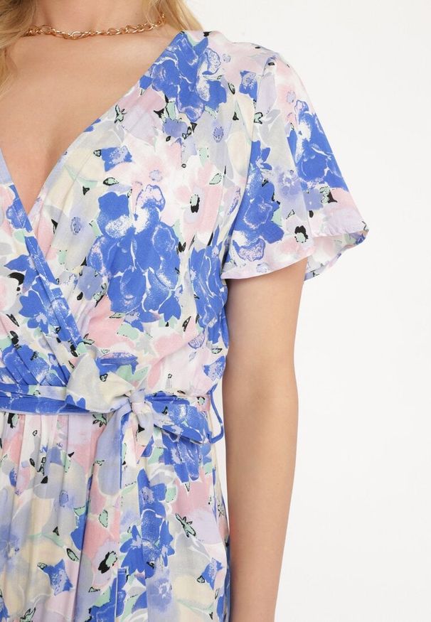 Born2be - Niebiesko-Biały Kombinezon z Wiskozy z Dekoltem w Serek i Gumką w Pasie Simolla. Okazja: na spacer. Kolor: niebieski. Materiał: wiskoza. Sezon: lato. Styl: klasyczny, elegancki