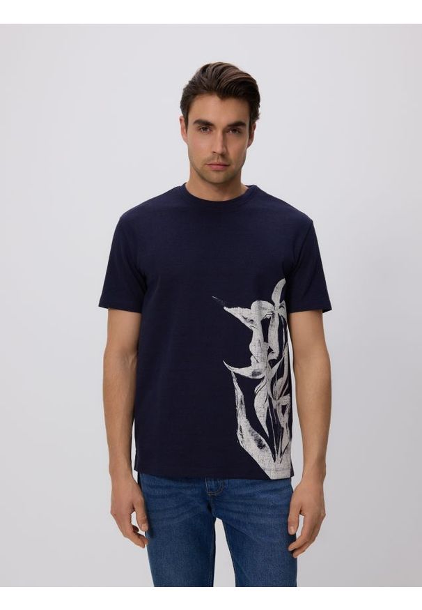 Reserved - T-shirt comfort z nadrukiem - granatowy. Kolor: niebieski. Materiał: bawełna, dzianina. Wzór: nadruk
