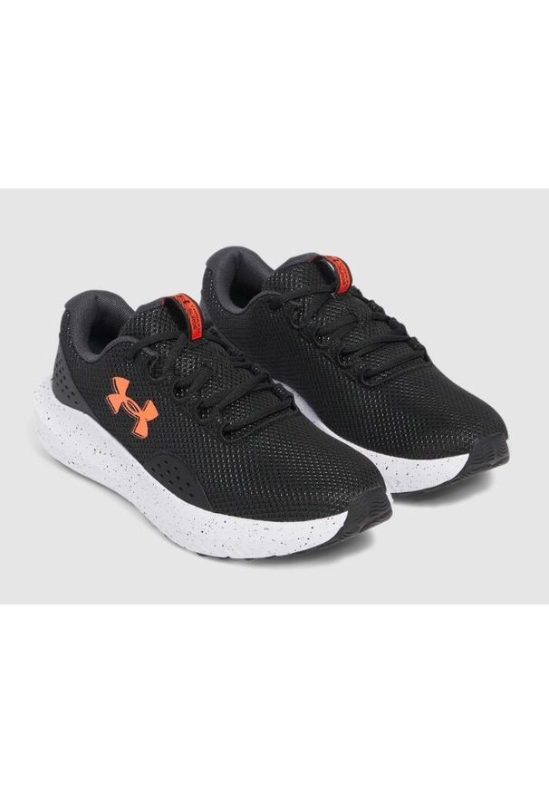 Buty do biegania męskie Under Armour UACHARGEDSURGE3027000004. Zapięcie: sznurówki. Kolor: czarny. Materiał: syntetyk, tkanina, materiał. Szerokość cholewki: normalna. Sport: bieganie